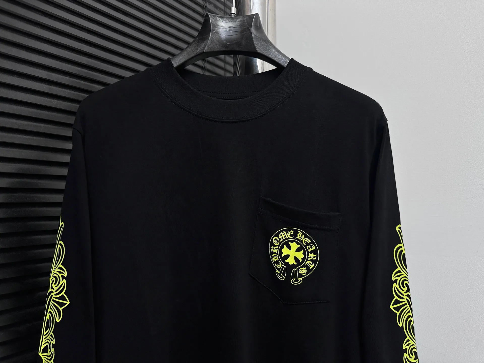 🅿️230 [Come Hearts] Crow Heart Graffiti Letters Limited Sanskrit Printed Long Sleeves, High Weight Threads on Collar and Cuffs, Custom Weaved and Dyed 280g Double Yarn Pure Cotton Fabric, Washed Anti-Counterfeiting Tags and other auxiliary labels are all correct versions, super conspicuous, super pretty, super stylish, same style for men and women! The overall upper body highlights fashion and individuality, and when worn together by a couple, it is a recommended T-shirt by the Street Ace!! Same style for men and women Size: XS-L